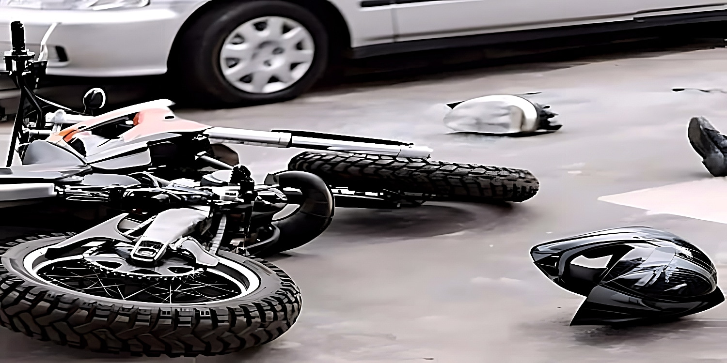 A Honda CRF250L lies mostly in one piece in the Broadway-Manchester neighborhood of South Los Angeles. We can’t say the same for the rider who in this case is lying next to the bike and the helmet – see the boot right. This crash happened at the intersection of Imperial Highway and San Pedro Street, a well-known black spot in the area. Speeding through intersections during rush hour is especially dangerous for motorcyclists because we are less likely to be seen under the peripheral vision of other motorists.