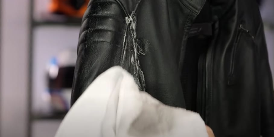 Cleaning the seams of the arms delicately, taking care not to apply too much force. For optimal results, repeat the process several times.