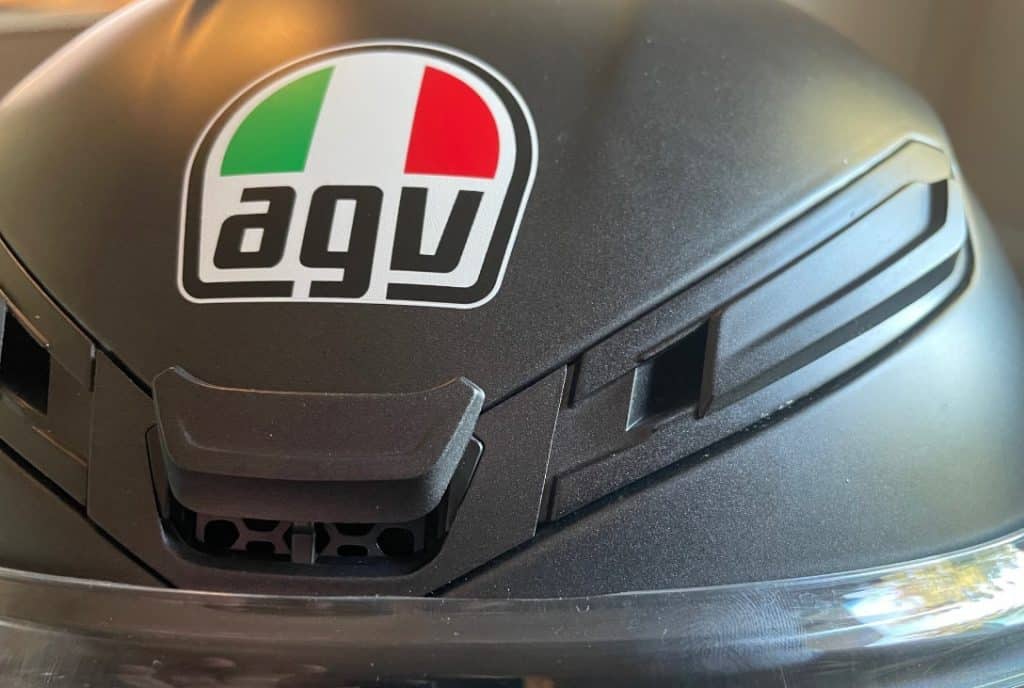How to Check a Helmet's Quality: The 6 Key Pillars AGV K6 helmet featuring five strategically placed large air vents for customizable ventilation, ensuring optimal airflow in any riding conditions.