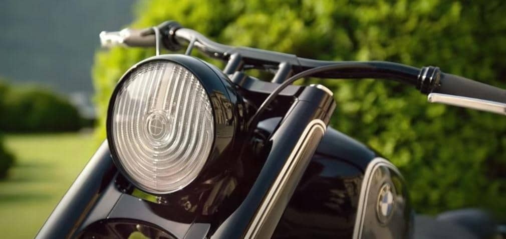 Bobber vs. Cafe Racer vs. Scrambler Motorcycles: Learn the 12 Key Distinctions Lane splitters with slight pullback and interesting cable feed-in direction. Notice the clean handlebars with no cluster of instruments to distract you from the road.