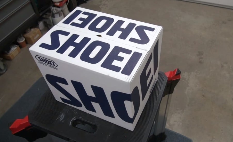 Minimalist packaging design of the Shoei RF-1400 helmet box, devoid of any distracting advertising slogans or excessive gimmicks. AGV helmets, on the other hand, mostly come in black boxes. Warning: If your helmet arrives in a bin bag or you spot a Shoei with Valentino Rossi special edition colors or an AGV with the Marquez design, it's likely fake!