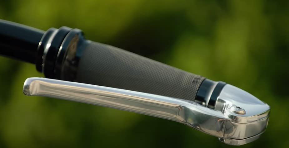 Bobber vs. Cafe Racer vs. Scrambler Motorcycles: Learn the 12 Key Distinctions The ease of access to controls is one reason to customize motorcycles, especially bobbers, which necessitate a relaxed stance to cruise. And this ergonomic clutch lever with unconventional but efficient design is testament to the fact.