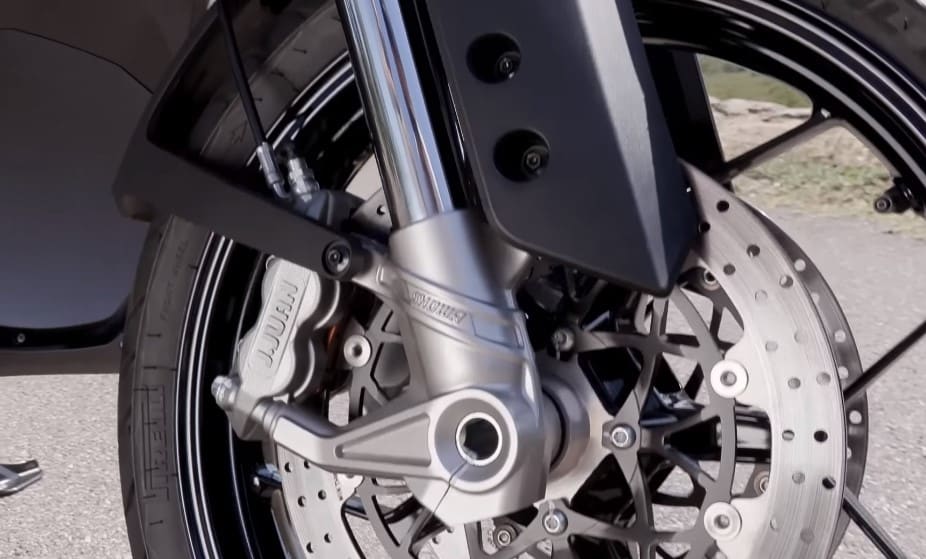 The inverted front shock has numerous advantages including being able to ward off dust from entering the sealed oil chambers especially when venturing off-road.