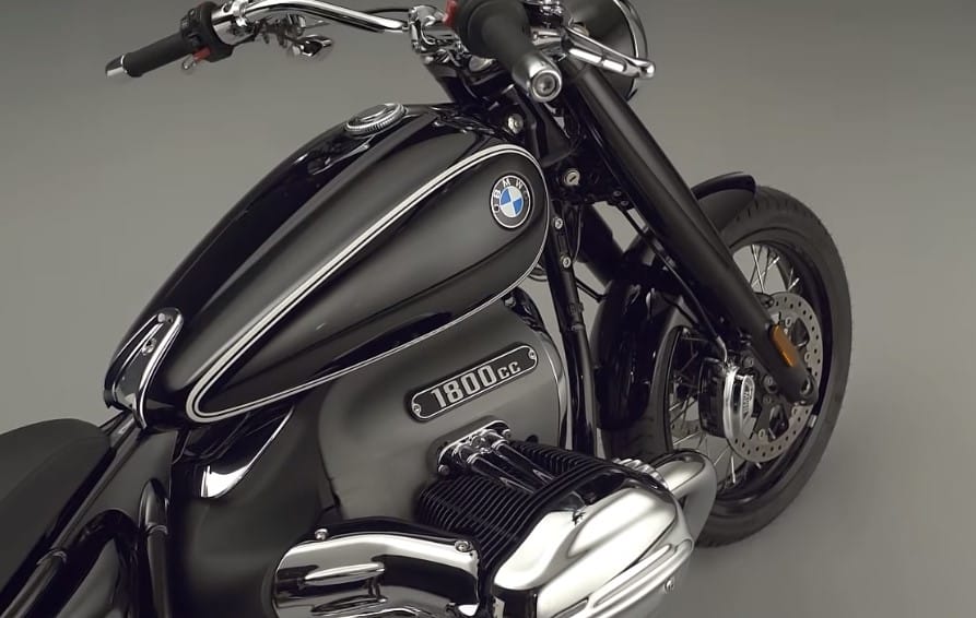 Bobber vs. Cafe Racer vs. Scrambler Motorcycles: Learn the 12 Key Distinctions The R 18 embodies the triangular frame of a bobber motorcycle with an emphatic diagonal from the steering down the backbone and through the rear hub. Cafe racers and scramblers have a horizontal backbone and equal sized wheels so telling them apart is not easy for non-bikers.