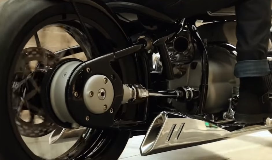 Bobber vs. Cafe Racer vs. Scrambler Motorcycles: Learn the 12 Key Distinctions The stiff suspension of the R 18 aids in its stability and cornering at speed plus it’s not a light motorcycle build but also means trading off rider comfort despite the laid-back stance with the saddle barely 27.1 inches off the tarmac.