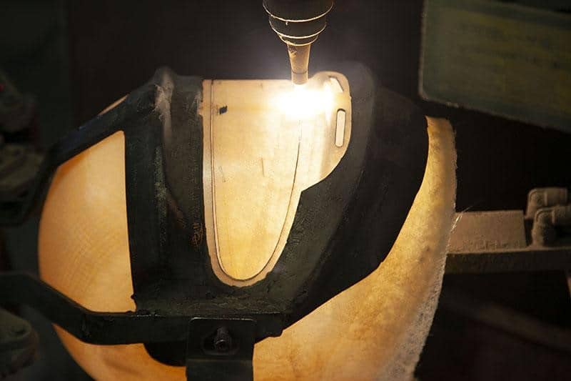 In Arai’s factories, the only robotic presence is represented by the laser cutters utilized for trimming the newly formed shells. A single laser cutter operates at its research and development center in Saitama, while an additional five are deployed at the molding facility in Shinto.