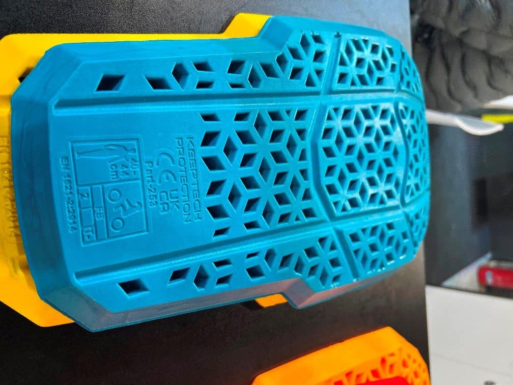 Keeptech Protection back armor: Soft and flexible at body temperature, this innovative armor features shock molecules that lock upon impact to prevent injuries. Post-collision, it seamlessly reverts to its original flexible state.