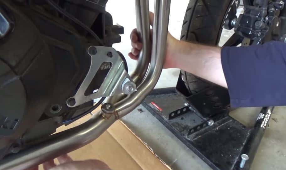 Connecting the manifold to the cylinder head requires careful attention. Ensure to check and verify the presence of essential gaskets between the manifold and the cylinder head to prevent exhaust gas leaks in this critical area