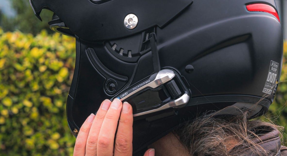 Cardo Packtalk Bold vs. Slim: Decoding 5 Differences in Comm Systems Powering up the Packtalk Bold is a simple press of the power button. Adjusting its volume is equally effortless with the convenient wheel, distinguishing it from the Slim, which utilizes up and down buttons for volume control. Easily customize both system volume settings through the user-friendly 'Cardo Connect' app.