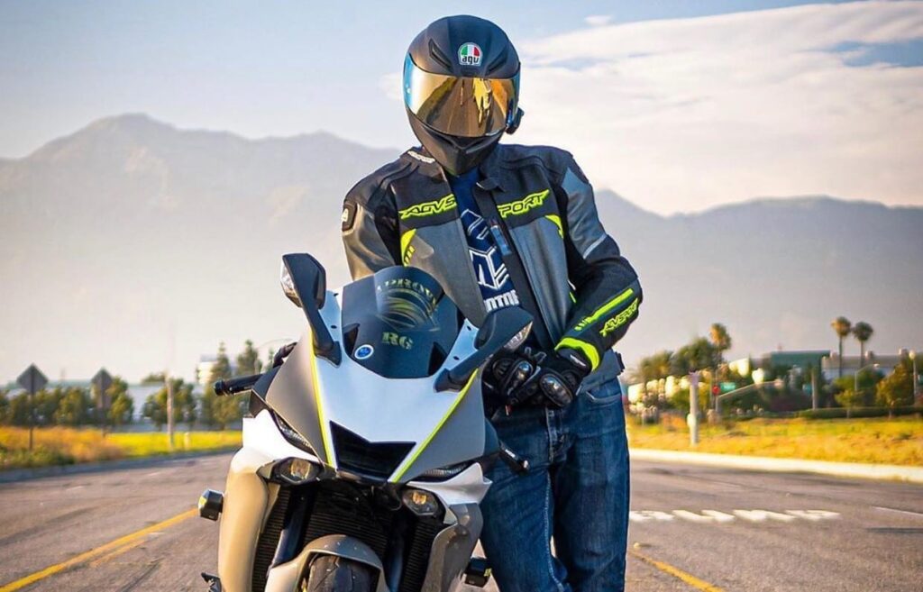 The AGV K6 full-face helmet showcasing a fully closed scratch-resistant, UV-protected 100% polycarbonate face shield with a 190° horizontal field of view and an 85° vertical field of view, providing high-impact protection (up to 4.3mm thick). Its darkly tinted Iridium Silver color is suitable for daytime riding, as low-light or nighttime conditions may impair visibility, posing a safety risk. For improved visibility in low-light conditions, I recommend using a clear visor.