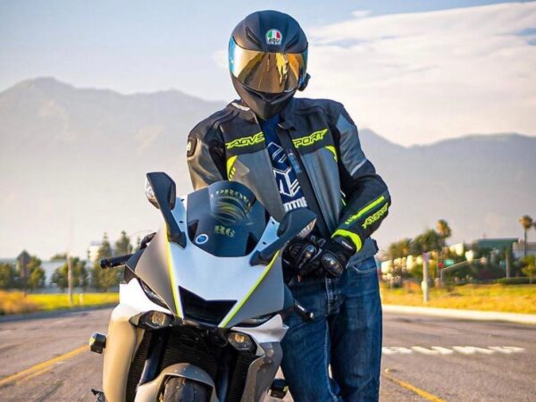 The AGV K6 full face helmet showcasing a fully closed scratch-resistant, UV-protected 100% polycarbonate face shield with a 190° horizontal field of view and an 85° vertical field of view, providing high-impact protection (up to 4.3mm thick). Its darkly tinted Iridium Silver color is suitable for daytime riding, as low-light or nighttime conditions may impair visibility, posing a safety risk. For improved visibility in low-light conditions, I recommend using a clear visor. best full face helmets