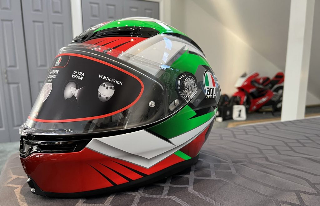 The now 4.3mm thick pinlock-ready visor enhances the smooth action of the all-metal hinge mechanism. I appreciate the solidity of the 5 visor positions and the minimal flex when opening off-center with my thumb.