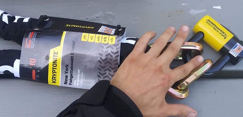 "Kryptonite New York Fahgettaboudit Chain and Disc Lock: 5-foot-long chain and sturdy disc lock weighing over 15 pounds. Offers top-tier security, durability, and versatile locking positions.