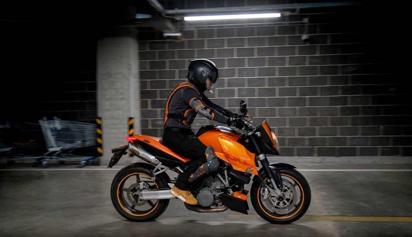 The KTM 200 Duke measures 2,072 mm in length, 831 mm in width, and 1,109 mm in height, with a wheelbase of 1,357 mm, a seat height of 822 mm, and a ground clearance of 155 mm, showcasing its compact and agile design for versatile riding.
