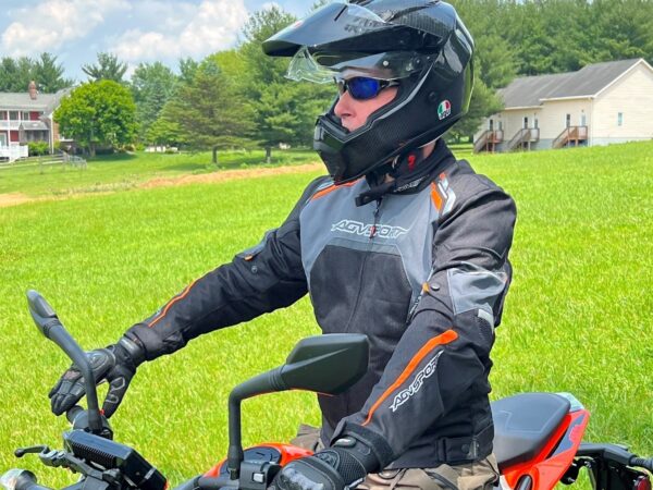 9 Remarkable Differences Between Motorcycle Helmet Bluetooth Systems and Earbuds