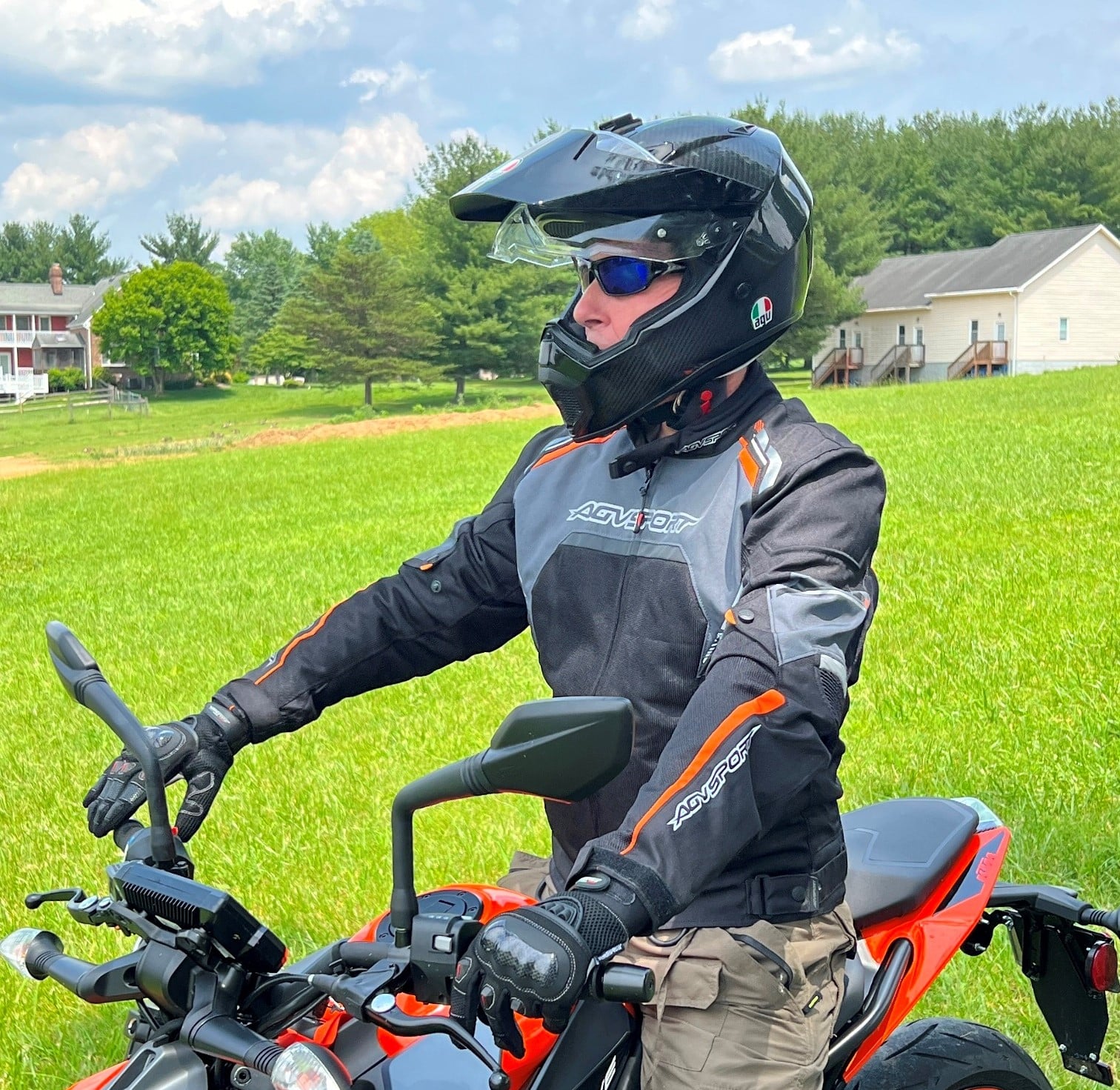 9 Remarkable Differences Between Motorcycle Helmet Bluetooth Systems and Earbuds