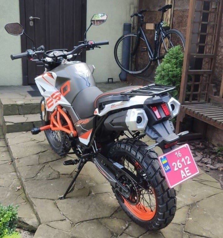 The Tekken 250 features 110/90-17" front and 130/80-17" rear tires, providing stability on roads and adequate grip for light off-roading.