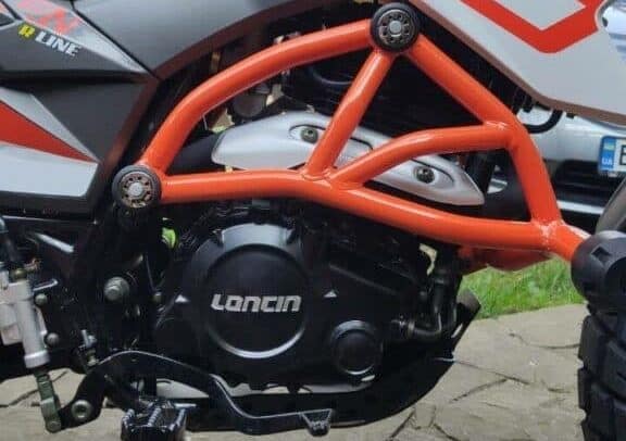 The Tekken 250 is powered by a 223cc single-cylinder, four-valve FE250 engine manufactured by Loncin, delivering a balance of efficiency and performance for both city commutes and light off-road riding.