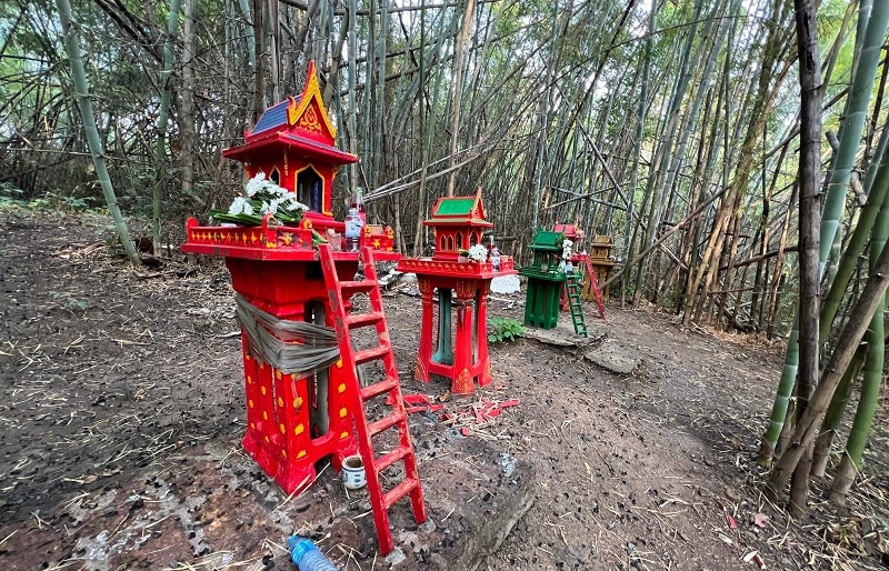 2025 Lauda Air Crash Site Phu Toei AGV Sport Michael Parrotte Lauda Shrine (4)