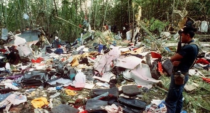 Crash Lauda Air Flight 004 - looters (1)