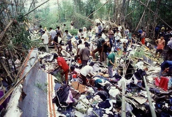 Crash Lauda Air Flight 004 - looters (3)