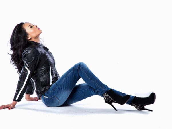During a photoshoot, Annie Chiang effortlessly showcases the combination of style and safety wearing Kevlar motorcycle jeans. The reinforced Kevlar is cleverly integrated, making it difficult to discern. These jeans eliminate the need for a wardrobe change after riding, and this allows you to run errands while maintaining both fashion and protection.